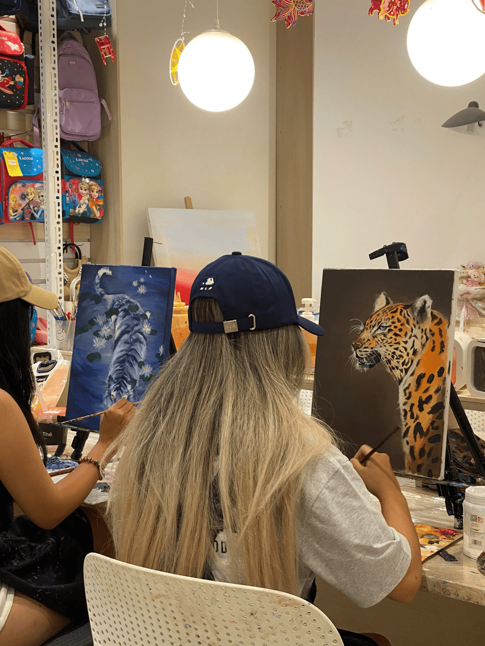 Thư giãn cùng những gam màu rực rỡ, tự tay hoàn thiện bức tranh riêng (Nguồn: Cheapie Coffee & Art)